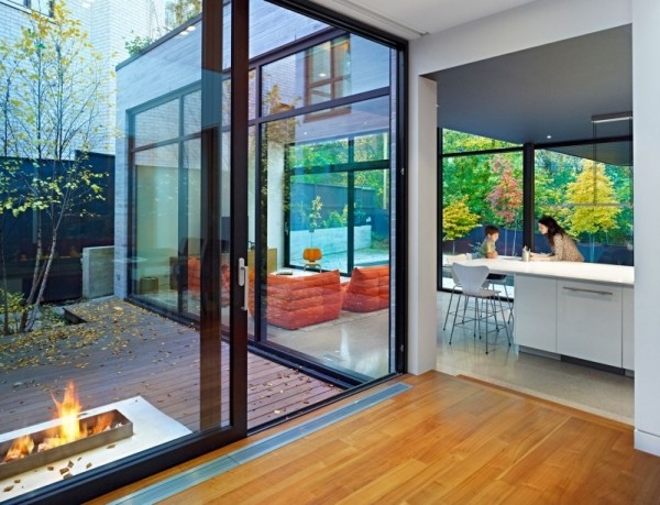 Kanada Dom s vnútorným zasklením od podlahy až k stropu z tvrdého dreva na nádvorí