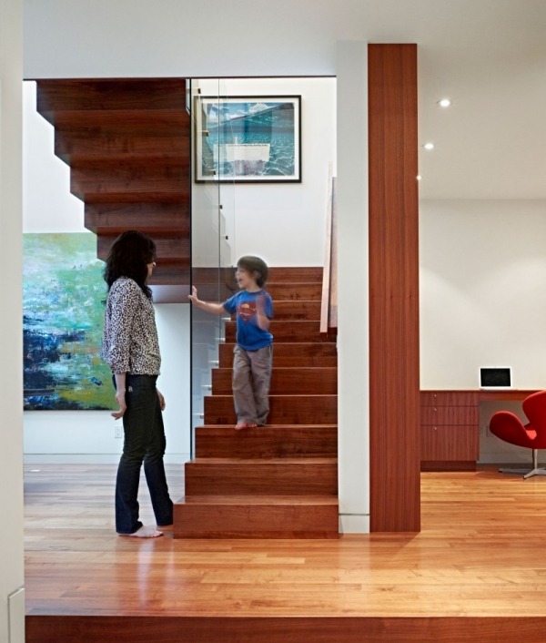 Drevené schodisko so skleneným zábradlím