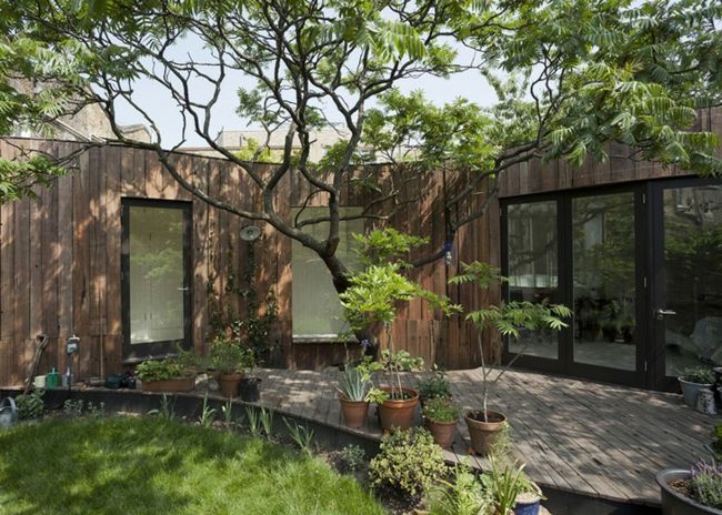 Záhradná chatka fasádne presklené dvere moderná drevená terasa Sklenené dvere prístavba moderného dreveného terasového domu