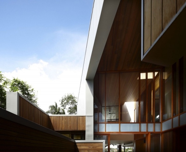 dom s drevenou fasádou s lamelovými sklenenými oknami