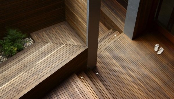 drevené lamelové podlahy moderný dom richard kirk