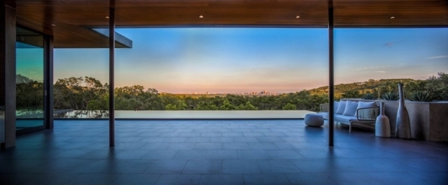 dom s veľkým skleneným čelným pohľadom na panorámu mesta austin texas house-groser-glass-front-view-city-skyline