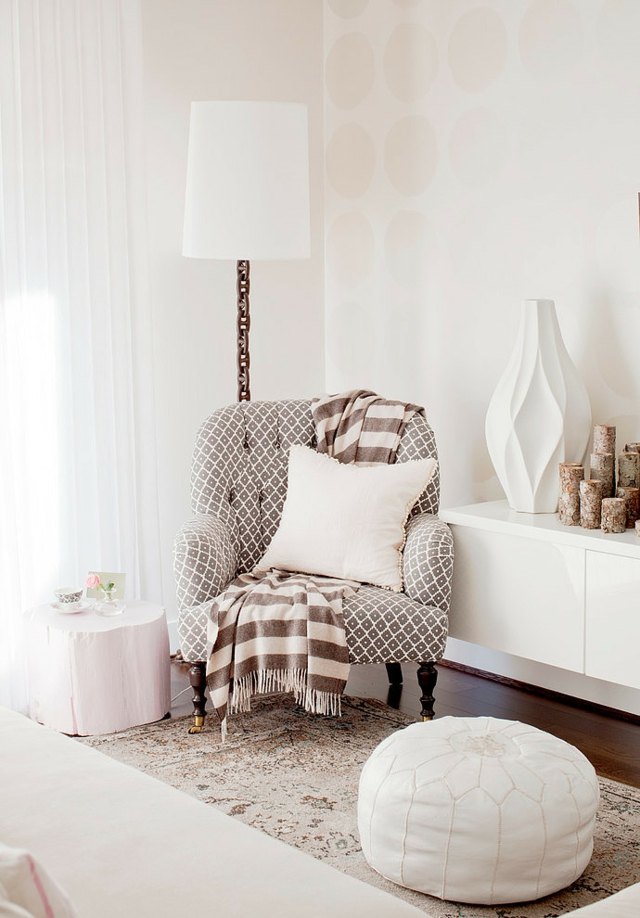 Kreslo-s-vzorom-čalúneným-čítacím-rohovým-podlahovým svietidlom