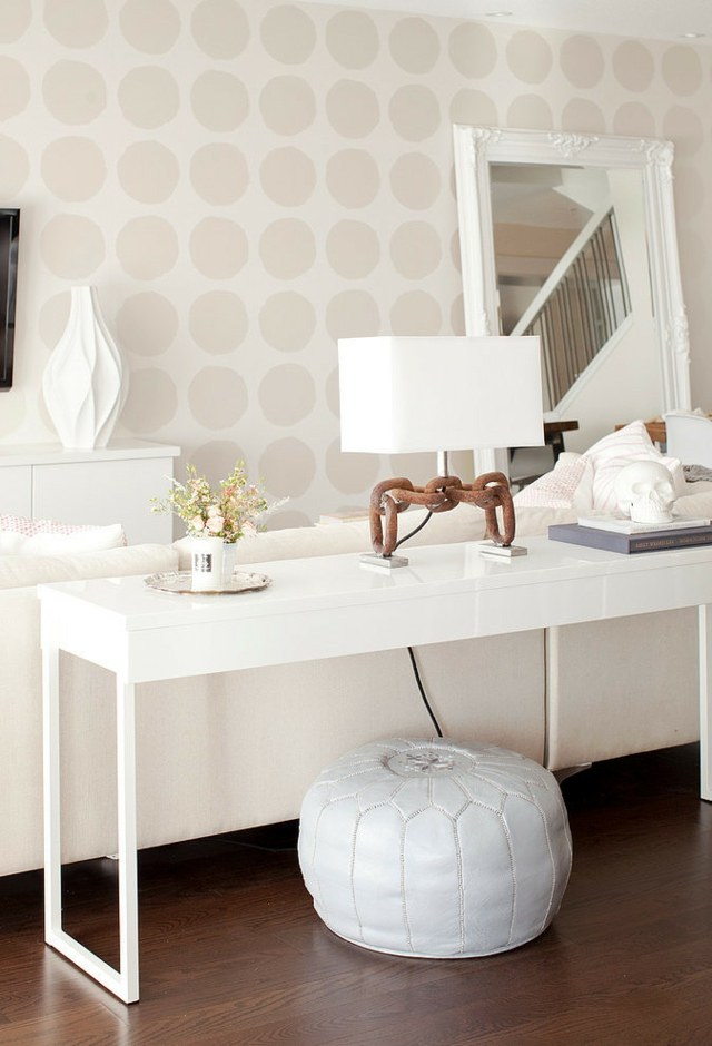 Odkladací stolík-zrkadlo-chromý-ako-dekorácia-váza-na kvety-časopisy