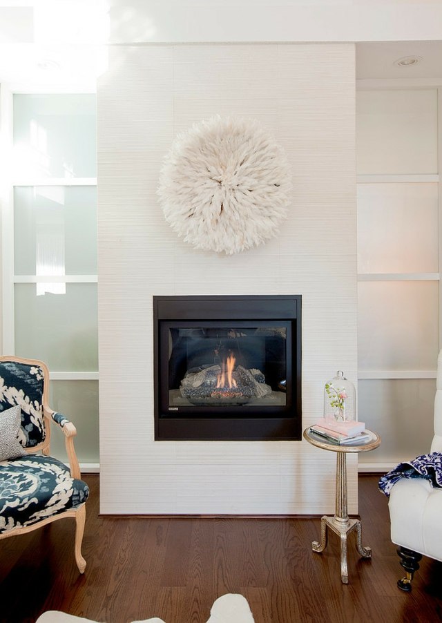 Kvetina nad krbom-drevená podlaha-kreslo-s čalúnením