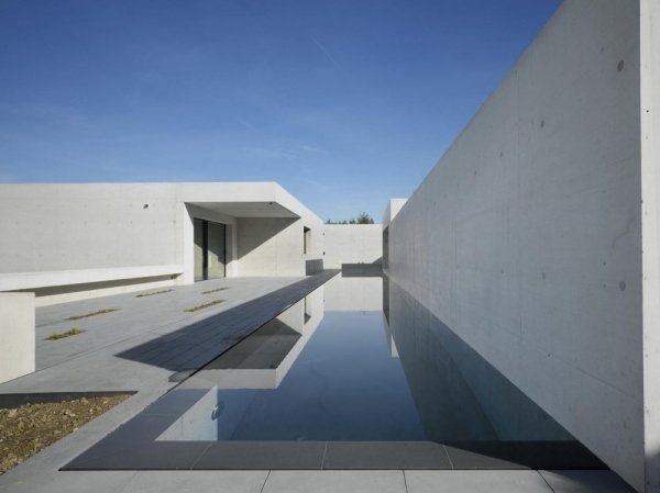 moderný dom s bazénom v minimalistickom štýle
