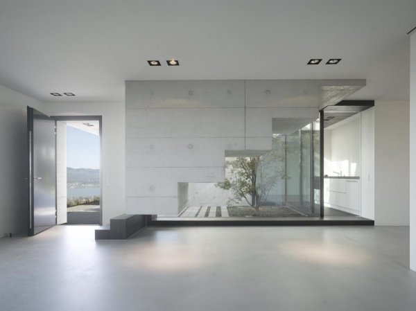 dom s minimalistickým dizajnom švajčiarska sklenená stena