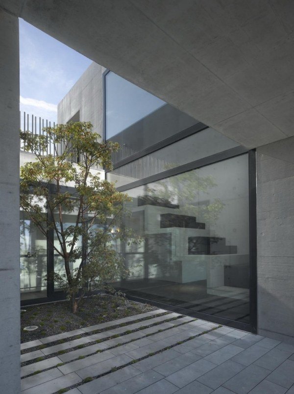 moderný dom s minimalistickým dizajnovým dvorom