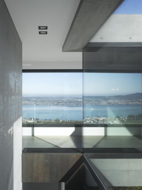 dom s minimalistickým dizajnom a výhľadom na Švajčiarsko