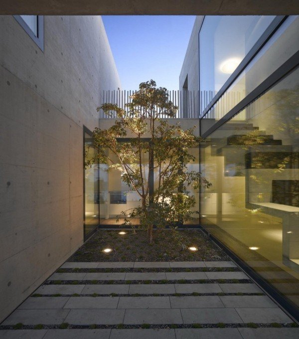 dom s minimalistickým dizajnom švajčiarsko átrium