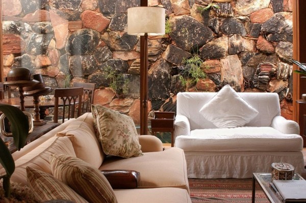 Stena z prírodného kameňa-zaujímavá obývacia časť