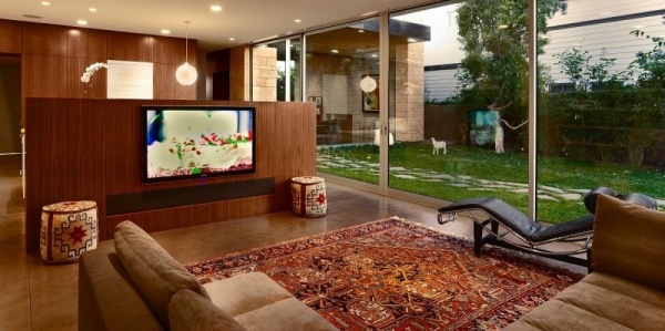 moderný dizajn domu na tichom palisádovom dvore