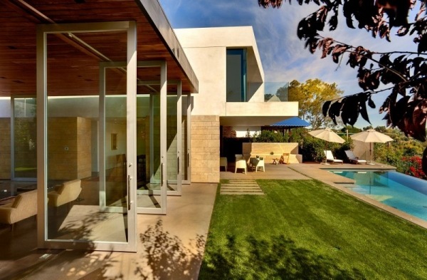 moderný dizajn domu v tichom palisádovom rodinnom dome