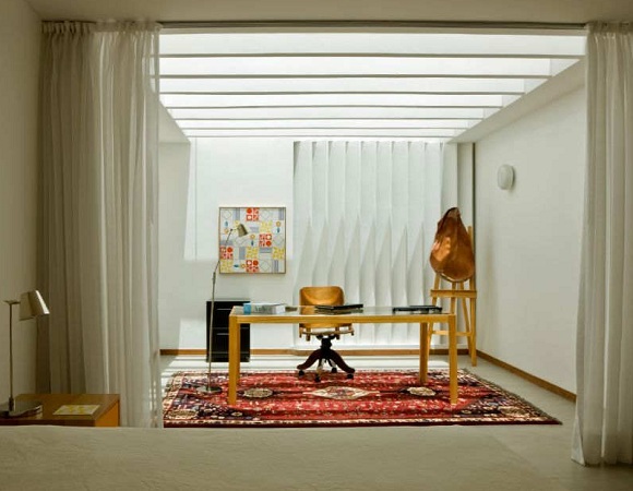 farebný koberec v skrini