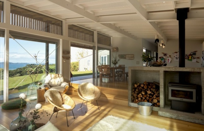 Krbové stoličky ratanový nábytok svetlá drevená podlaha Obývacia izba krbový nábytok svetlá drevená podlaha jedálenský kút