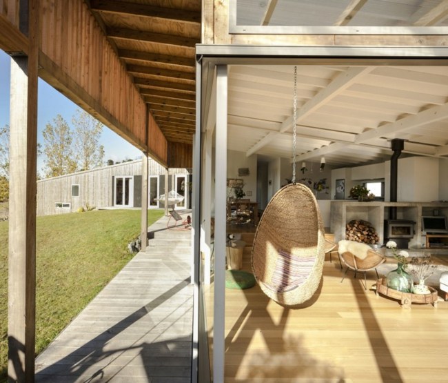 Drevené podlahové dosky koto farebný obilný slnečný dom farebné zrno slnečný dom závesná stolička sklenená fasáda