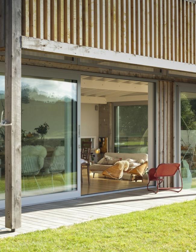 jednopodlažný dom obložené terasou z drevených panelov Panely obkladajúce terasy posuvné dvere na terasu