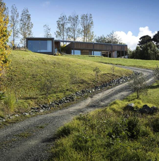 Dom modernej architektúry uprostred prírody Sklenený fasádny dom uprostred prírody novostavba