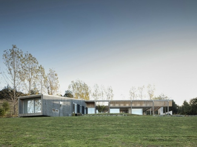 jednoposchodová sklenená fasáda domu z dreva uprostred prírody Sklenená fasáda uprostred prírody minimalistická architektúra