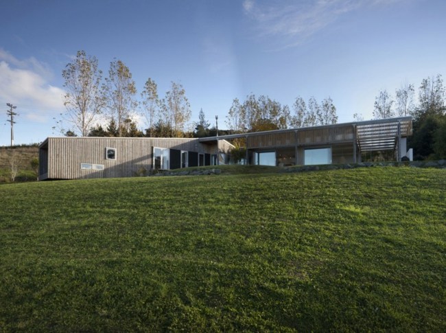 Drevenica drevená fasáda moderná architektúra svah veľké okná moderná architektúra svah veľké okná dva stavebné zväzky