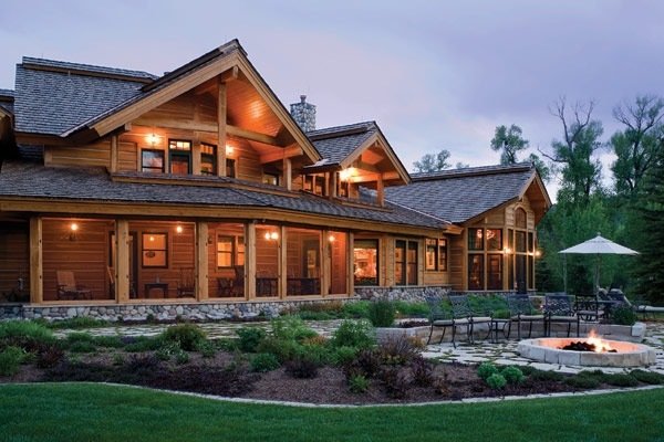 Drevený dom so záhradnou terasou a ohniskom