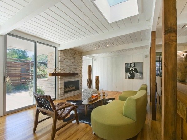 Interiér dreveného domu so svetlíkom-zelená pohovka Interiér dreveného domu na strešné okno