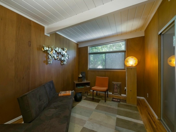 Interiérová stojacia lampa z dreveného domu farebný koberec Interiérová stojacia lampa z dreveného domu