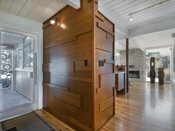 Drevené stenové panely zariadené vo vidieckom štýle Interiér drevených stenových panelov