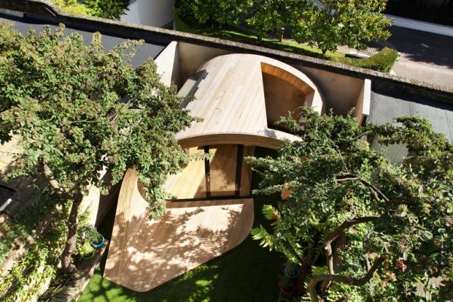 pohľad zhora na dizajnový drevený pavilón z plošiny5