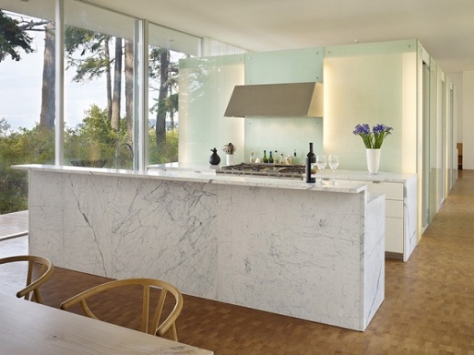 moderná elegantná kuchyňa v bielej farbe