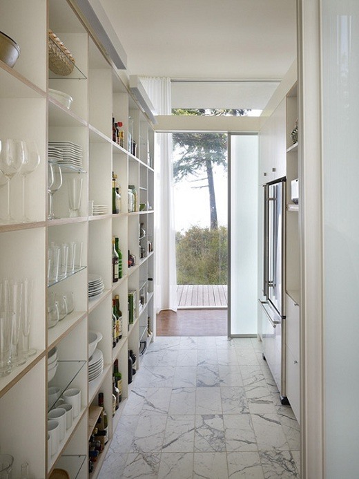 moderný interiér - biela polica