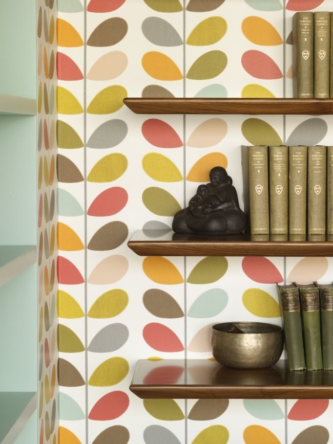 farebné nástenné maľby moderný interiér bytu v jasných farbách