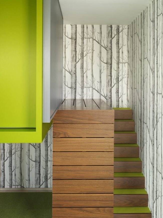 detský dom drevené schody moderný interiér bytu v jasných farbách