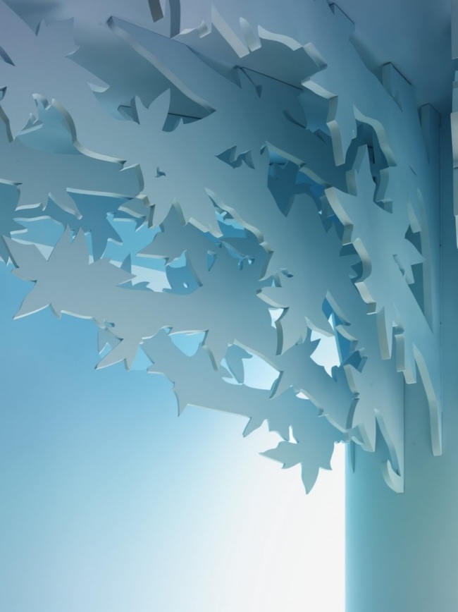 stromová optika moderný interiér bytu v jasných farbách