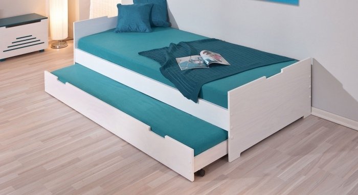 mlada-postel-s-hostou-postel-vysunutou-posteľou-natretou-bielou-úsporou miesta