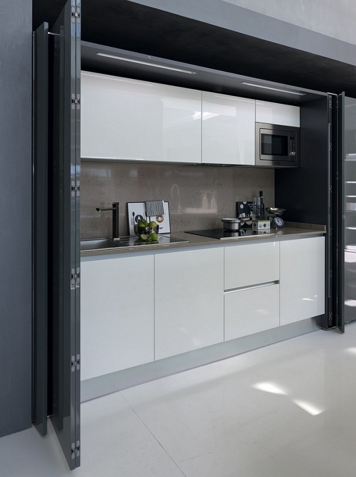 moderný kuchynský systém s prednými časťami vo vysokom lesku, biela bez úchytiek moderný-kuchynský-systém-mizne-za-dvierkami-vysoké-lesklé-fronty