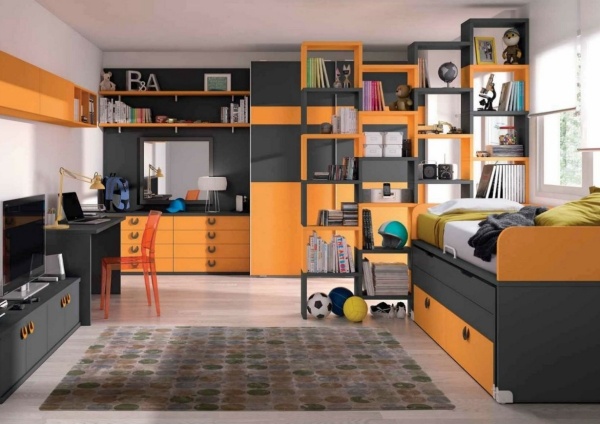 Rozdeľovač nábytku-zostavy-detskej-izby-chlapca-tmavo-šedého-policového-regálového-systému