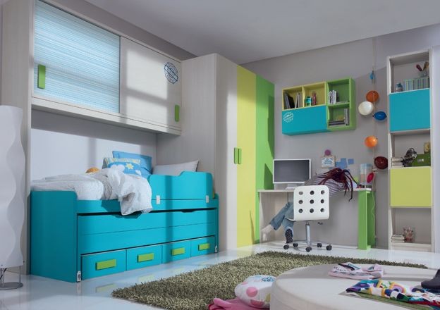 nábytok-zostava-detská izba-chlapec-farby-obloha-modrá-máj-zeleno-žltá