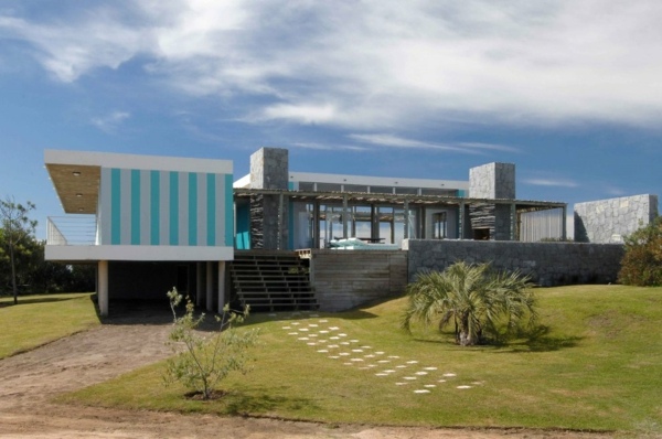 elegantná modrá fasáda z plážového domu