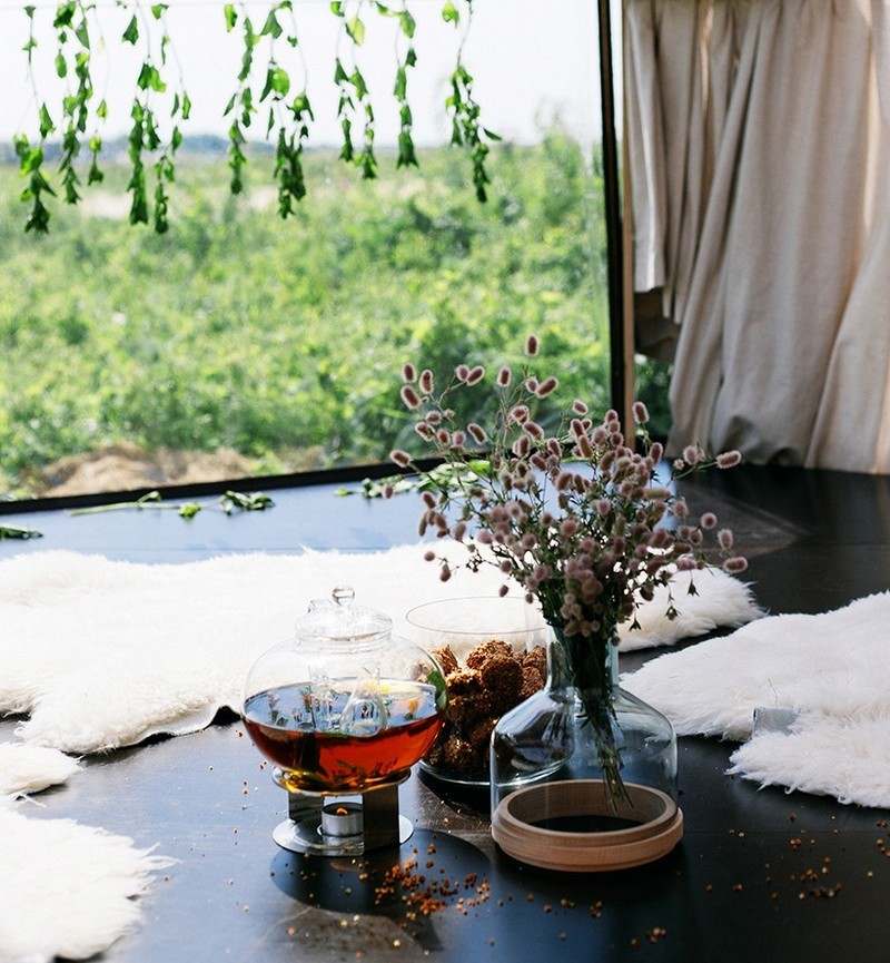 Dekorácie vo vnútri stanu modern-dome-stan-indoor-zen-experience-vytautas-puzeras