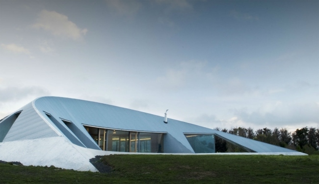 polkruhový tvar domu na vidieku od Jamesa Stockwella