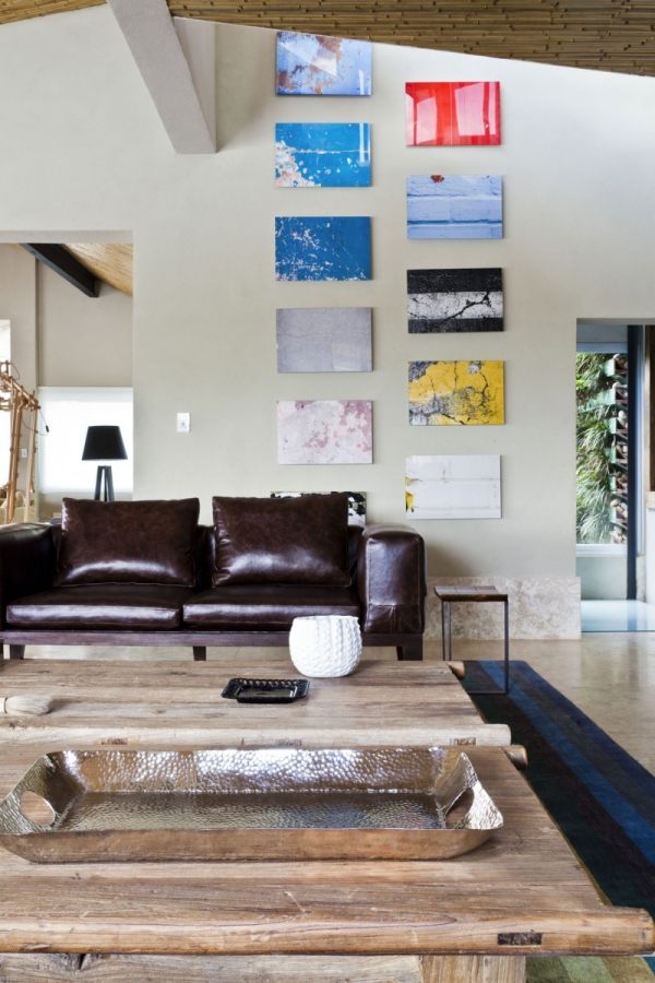 kožená sedačka, drevený stôl, dizajn vidieckeho domu v sao paolo