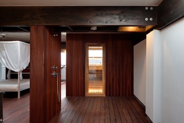 Drevená stena v obývačke