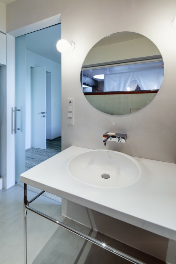 biela kúpeľňa s drevenou podlahou