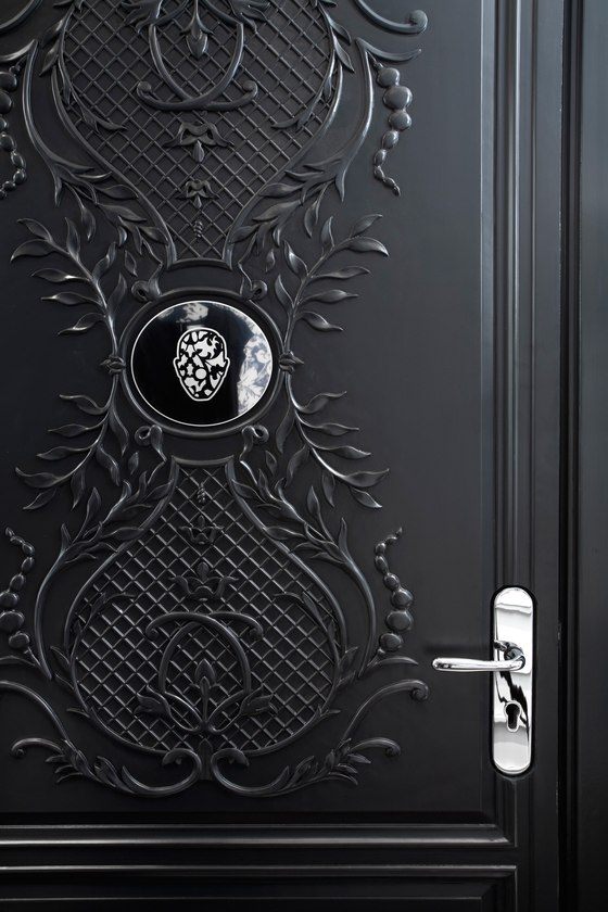 Neobarokové čierne dvere Neobarokové čierne dvere