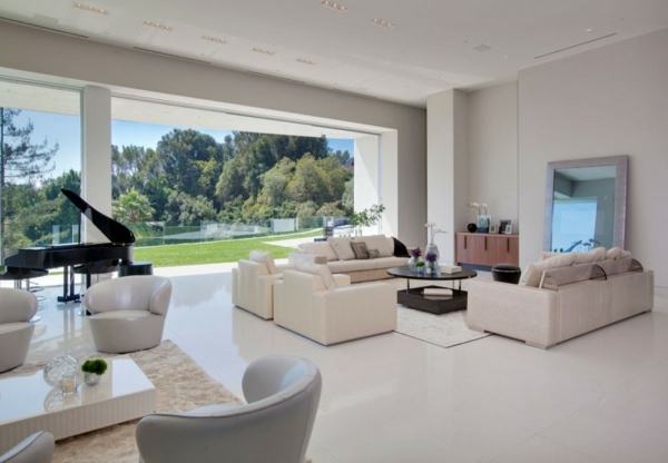 elegantný interiérový dizajn s bielym nábytkom