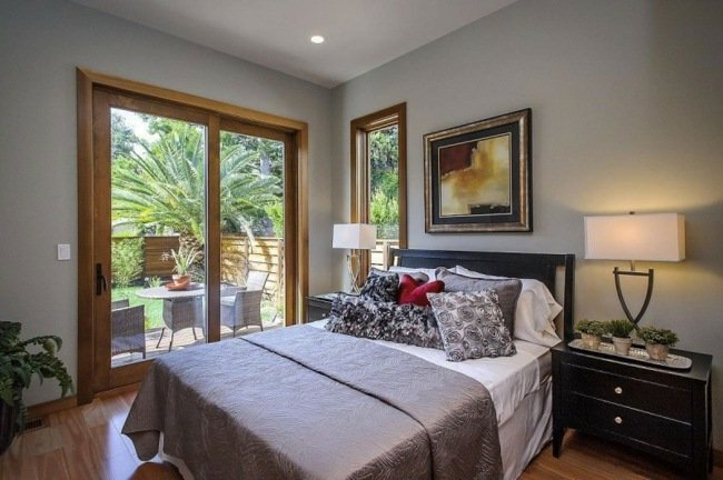 Nápady na vybavenie spálne Dekorácia steny sklenenými posuvnými dverami Nápady na vybavenie spálne Nápad na dekoráciu steny posuvnými dverami zo skla