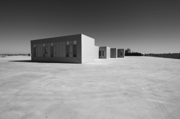 minimalistická fasáda kancelárie Fasáda minimalistickej kancelárskej budovy