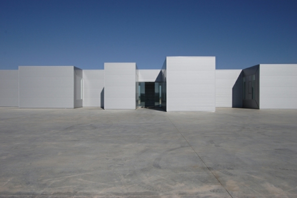 moderná minimalistická kancelária elegantná biela fasáda