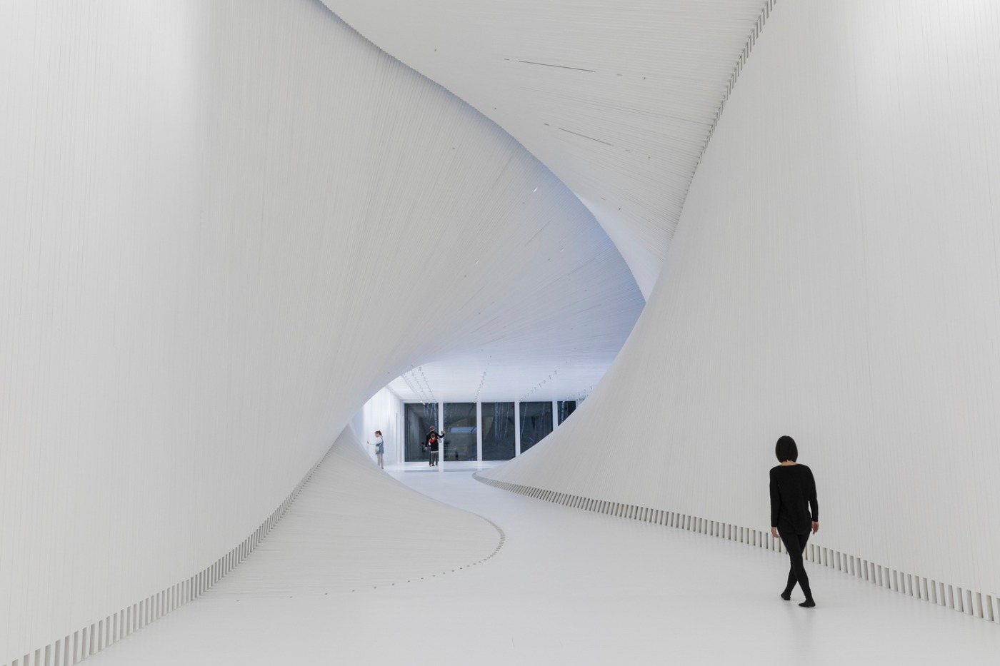 otočené zameriavacie čiary v bielom interiéri k vchodu